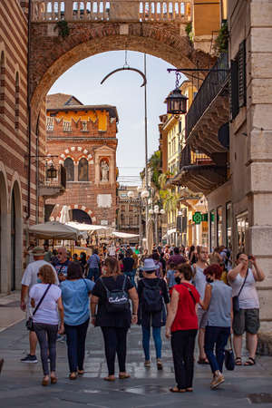 VERONA, ITALY 10 SEPTEMBER 2020: Piazza dei Signori in Verona full of peopleのeditorial素材