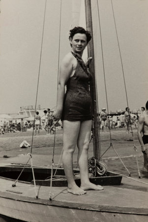 MILANO MARITTIMA, ITALY 22 JULY 1965: Family on vacation at sea in 60sのeditorial素材