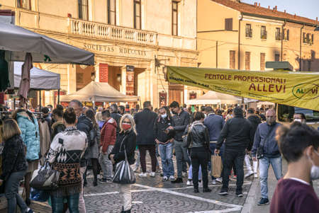 ROVIGO, ITALY 26 OCTOBER 2021: Crowd of street market peopleのeditorial素材