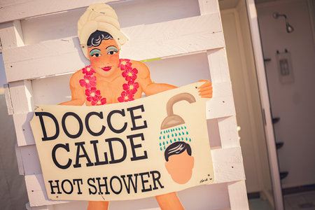 Chioggia, italy 21 June 2025, quirky vintage sign promoting hot showers at a beach resort in sottomarina, chioggia, italy, blending retro charm with modern easeの写真素材