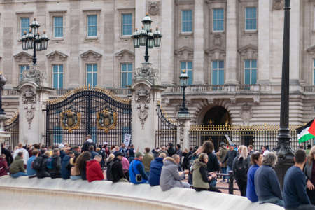 Peaceful of anti mask protests outside Buckingham Palace Westminster in Londonのeditorial素材