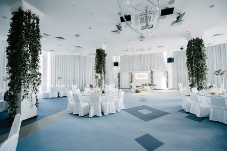 Festive and solemn decoration of the banquet room on the wedding day