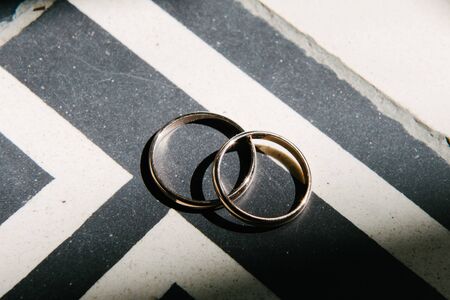Wedding rings close-up macro shot.Wedding rings bride and groomの写真素材
