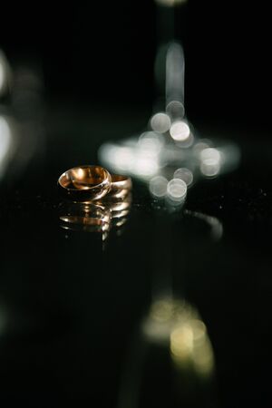 Wedding rings close-up macro shot.Wedding rings bride and groomの写真素材