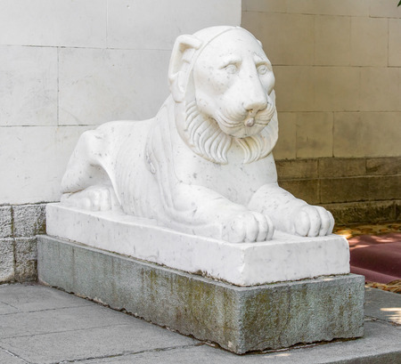 white marble lion statueの写真素材