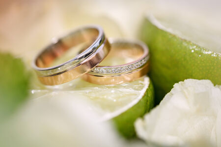 wedding rings lie on a lemon slice close upの写真素材