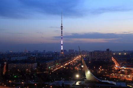 Moscow, RUSSIA - APRIL 29, 2017: The view at night to the Ostankino tower and the monument to the conquerors of spaceのeditorial素材