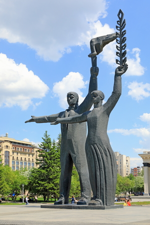 Novosibirsk, RUSSIA - JUNE 06, 2018: The young man's sculptures with a torch and girls with ears in the downtownのeditorial素材