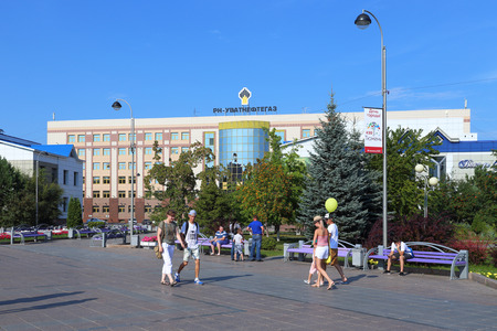 Tyumen, RUSSIA-AUGUST 14, 2018: The having a rest citizens walk on Tsvetnoy Boulevard against the background of the building of the oil-extracting company LLC RN-Uvatneftegazのeditorial素材