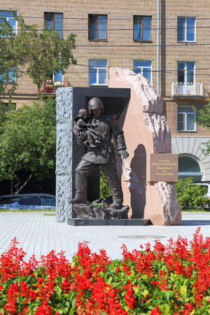Novosibirsk, RUSSIA-JULY 31, 2015: Monument to heroes of peace time to firefighters and rescuers. Krasny Avenue, 58のeditorial素材