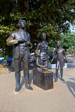 Sochi, RUSSIA-AUGUST 17, 2013: Sculptural composition based on the Soviet Comedy Diamond handのeditorial素材