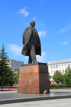 Barnaul, RUSSIA-JULY 30, 2011: Monument to Vladimir Ulyanov-Lenin in front of Altai Krai administrationのeditorial素材