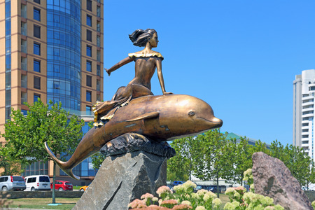 Novorossiysk, RUSSIA-AUGUST 15, 2015: Monument To the girl on the Dolphin on the city embankmentのeditorial素材