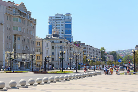Novorossiysk, RUSSIA-AUGUST 10, 2015: view of Novorossiysk Republic street on a Sunny summer dayのeditorial素材