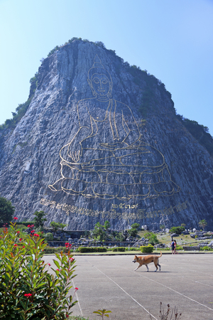 PATTAYA, THAILAND - DECEMBER 26, 2013: Golden Buddha mountain Khao Chee Chanのeditorial素材