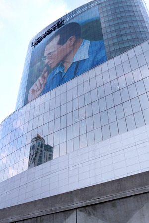 PATTAYA, THAILAND-JANUARY 02, 2014: Portrait of king Rama IX of Thailand on a skyscraperのeditorial素材