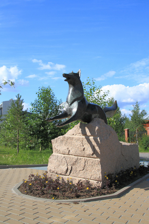 SURGUT, RUSSIA-JULY 07, 2011: black Fox Sculpture on a summer day in the city squareのeditorial素材