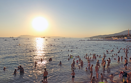 GELENDZHIK, RUSSIA-AUGUST 05, 2015: Numerous tourists relax on the beach of Kabardinka village on The black sea coastのeditorial素材