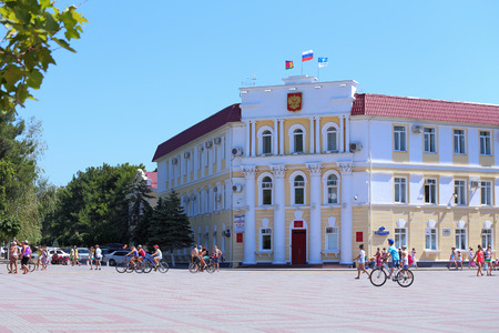GELENDZHIK, RUSSIA-AUGUST 08, 2015: the city administration Building and the square in front of it on Revolutionary street, 1のeditorial素材
