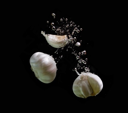 Garlic in waterの写真素材