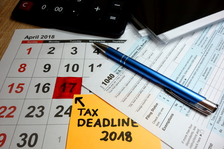 Calendar showing tax deadline for filing forms - april 17 2018の写真素材