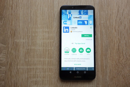 Foto de KONSKIE, POLAND - JUNE 17, 2018: LinkedIn app on Google Play Store website displayed on Huawei Y6 2018 smartphone - Imagen libre de derechos