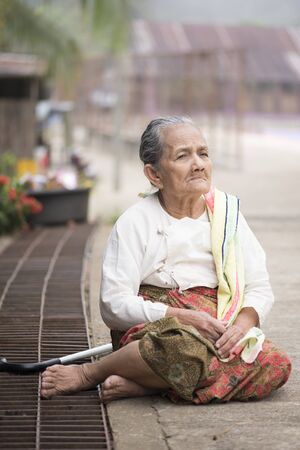 Sangkhlaburi, Thailand - NOV 21, 2014 : Every day very early in the morning, Thai people donated sticky rice to the monks in Sangkhlaburi, Thailandのeditorial素材