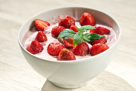 Low calorie yogurt with fresh strawberriesの写真素材