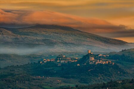 Scenic view of typical Tuscany landscape bei sunsetの写真素材