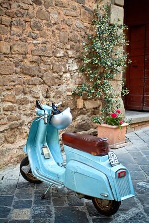 Classic Italian scooter in the small alley

のeditorial素材