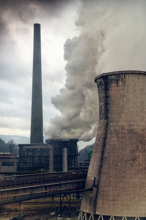 Heavy smoke from industrial chimney polluting the environment のeditorial素材