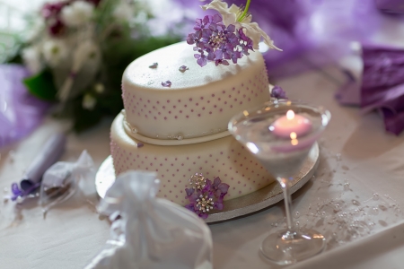 Traditional wedding cake with purple flowersの写真素材