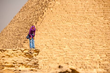 CAIRO - OCTOBER 26: An Egyptian girl shares a laugh in front of the Pyramid of Khufu (Cheops) October 26, 2010 at Giza, Cairo, Egyptのeditorial素材