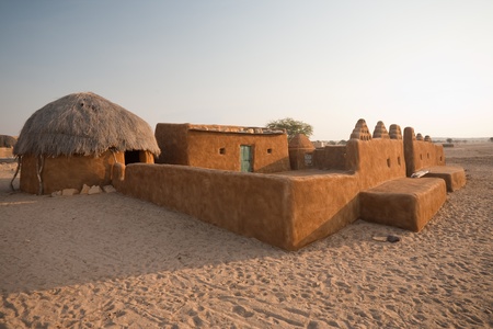 A traditional thatched roof mud hut and home in the Thar desert in Khuri, Rajasthan, Indiaの写真素材