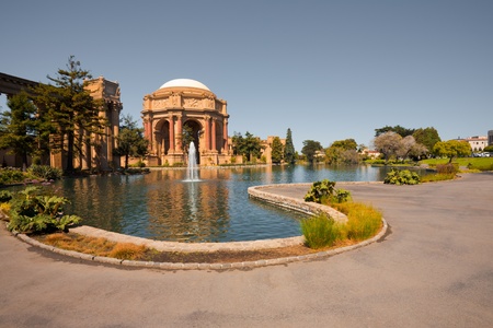 The peaceful park around the Palace of Fine Arts, a tourist attraction in San Franciscoのeditorial素材