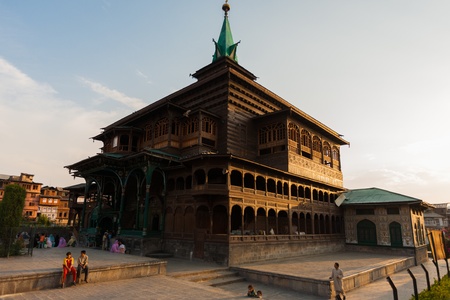 SRINAGAR, INDIA - JULY 11, 2009: Local people congregate after evening prayers outside of Shah E Hamdan, a wooden mosque and major tourist attraction, in Kashmir on July 11, 2009 in Srinagar, Indiaのeditorial素材