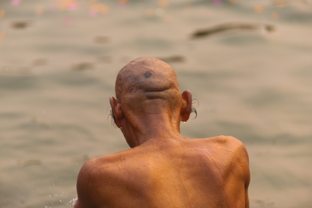 VARANASI, INDIA - FEBRUARY 1, 2008: An unidentified Indian man with long ear hair bathes in the Ganges on February 1, 2008 in Varanasi, India. Long ear hair problem effects 74% of the populationのeditorial素材