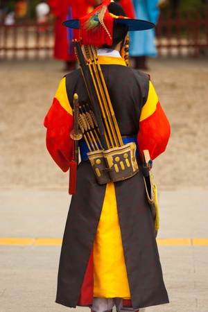 SEOUL, KOREA - AUGUST 27, 2009: A soldier in ancient costume stands at the entry Deoksugung Palace, a tourist landmark, for changing of the guards ceremony in Seoul, South Korea on August 27, 2009のeditorial素材