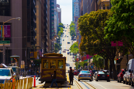 San Francisco, USA - May 9, 2016: Cable car looking straight uphill at steep California Street in the financial district of downtown on a sunny day. Compressed using telephoto lensのeditorial素材