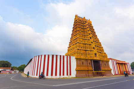 Jaffna, Sri Lanka - February 4, 2015: Sri Lankan people on the road in front of Golden Entrance gopuram tower, Swarna Vaasal, in Kandaswamy Kovil Temple in Nallur, Jaffna, Sri Lanka. Horizontalのeditorial素材