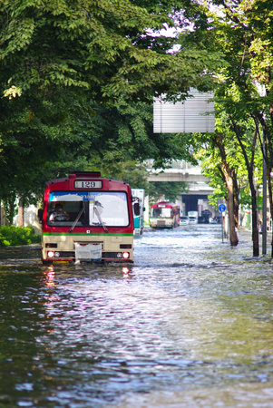 BANGKOK, THAILAND - NOV 7 : Bangkok bus run through flooded road on Nov 7, 2011 at Kamphaeng Phet Intersection in Bangkok. This is the worst flood in the history of Thailandのeditorial素材