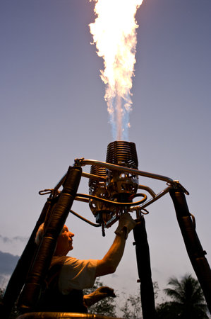 CHIANG MAI - NOV 26: Unidentified pilot testing burner of Hot air balloon during Thailand balloon festival 2011 at Prince Royal college in Chiang mai, Thailand on Nov 26, 2011.のeditorial素材