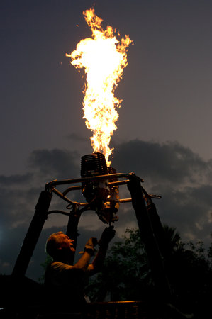 CHIANG MAI - NOV 26: Unidentified pilot testing burner of Hot air balloon during Thailand balloon festival 2011 at Prince Royal college in Chiang mai, Thailand on Nov 26, 2011.のeditorial素材