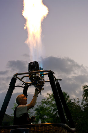 CHIANG MAI - NOV 26: Unidentified pilot testing burner of Hot air balloon during Thailand balloon festival 2011 at Prince Royal college in Chiang mai, Thailand on Nov 26, 2011.のeditorial素材