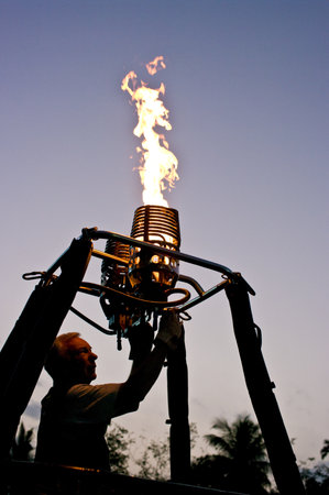 CHIANG MAI - NOV 26: Unidentified pilot testing burner of Hot air balloon during Thailand balloon festival 2011 at Prince Royal college in Chiang mai, Thailand on Nov 26, 2011.のeditorial素材