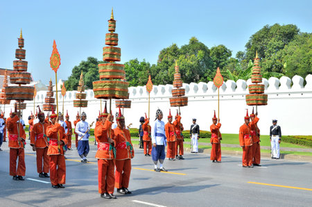 BANGKOK, THAILAND - APRIL 9 : Soldiers in Vintage suit carry the royal fan beside Racharot Noi on April 9, 2012  in The Royal Funeral of HRH Princess Bejaratana Rajasuda of Thailandのeditorial素材