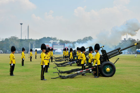 BANGKOK THAILAND - APRIL 9 : Soldier shoot a big gun on April 9, 2012  in The Royal Funeral of HRH Princess Bejaratana Rajasuda of Thailandのeditorial素材