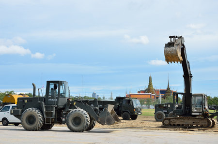 BANGKOK, THAILAND - AUGUST 25 : Military renovate The royal field (Sanam Luang) on 25 August 2012 at Bangkok, Thailandのeditorial素材