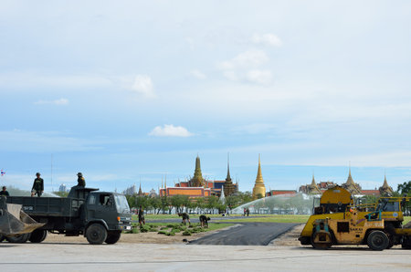 BANGKOK, THAILAND - AUGUST 25 : Military renovate The royal field (Sanam Luang) on 25 August 2012 at Bangkok, Thailandのeditorial素材
