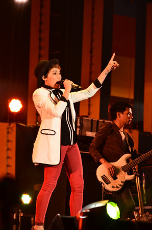 NONTABURI, THAILAND  - OCTOBER 4 : Da Endorphine singer singing in Grammy Wonderland concert on 4 October 2012 at IMPACT Challenger, Nontaburi, Thailandのeditorial素材